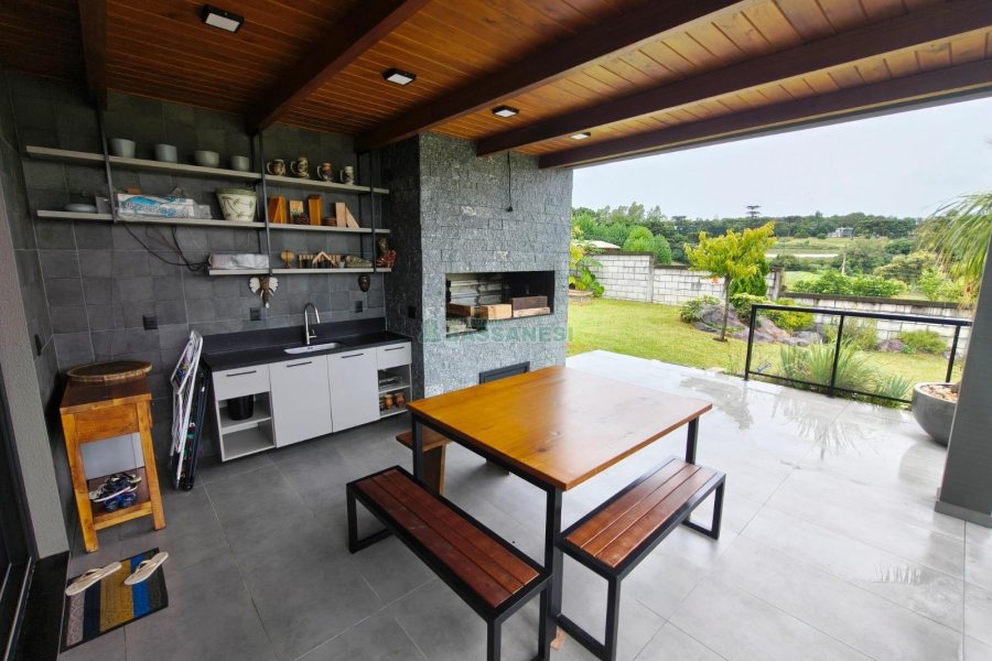 Casa com 426m², 3 dormitórios, 2 vagas, no bairro Nossa Senhora da Saúde em Caxias do Sul para Comprar