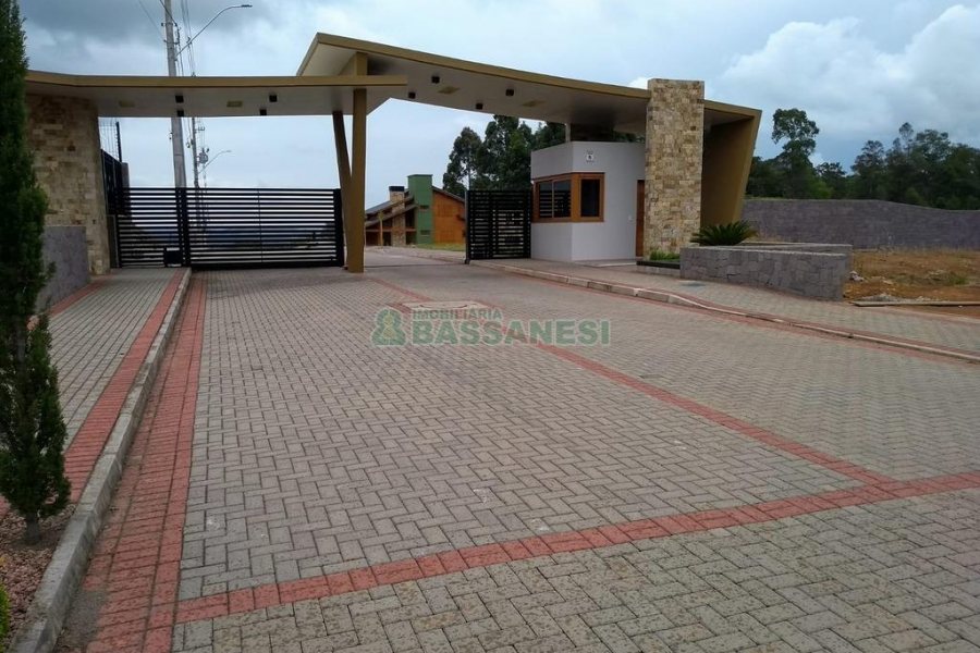 Casa com 426m², 3 dormitórios, 2 vagas, no bairro Nossa Senhora da Saúde em Caxias do Sul para Comprar