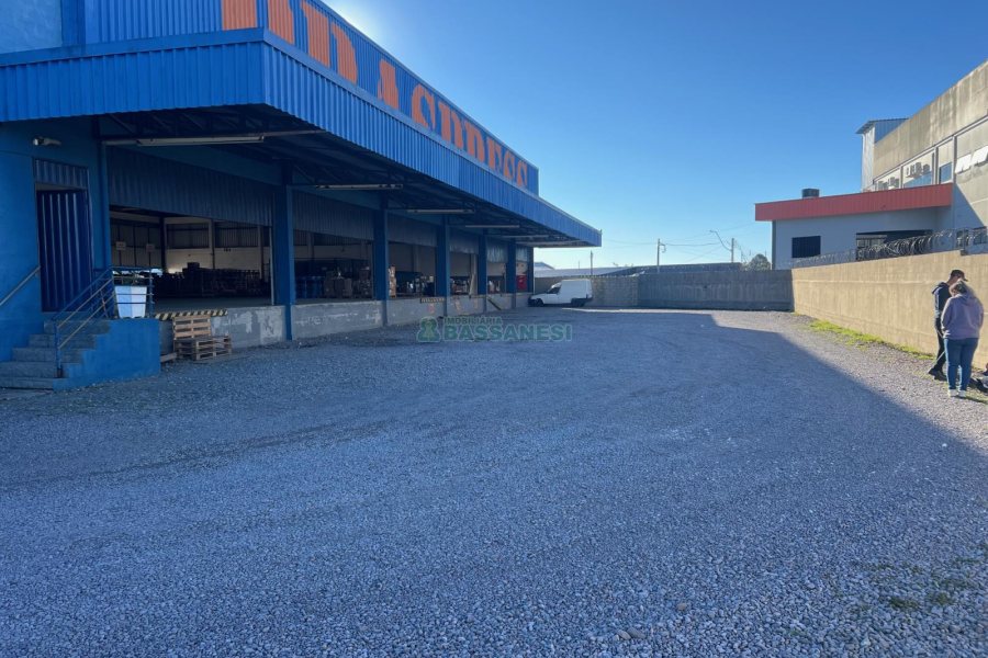 Pavilhão com 1622m², no bairro Santa Fé em Caxias do Sul para Alugar