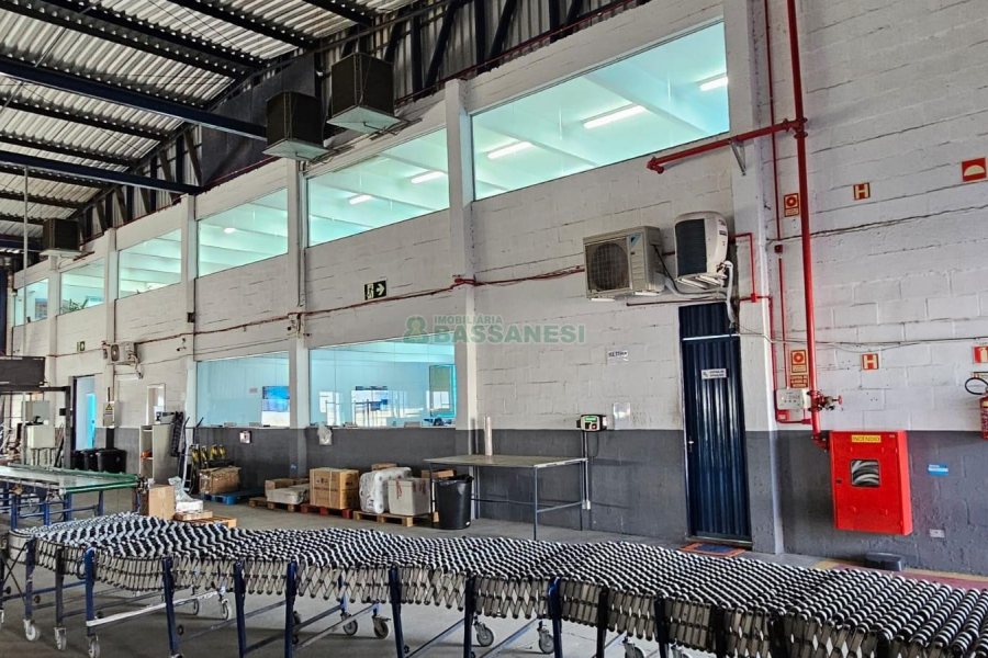 Pavilhão com 1622m², no bairro Santa Fé em Caxias do Sul para Alugar