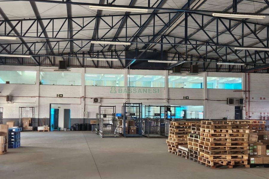 Pavilhão com 1622m², no bairro Santa Fé em Caxias do Sul para Alugar