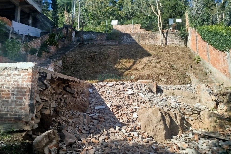 Terreno com 381m², no bairro Santa Corona em Caxias do Sul para Comprar