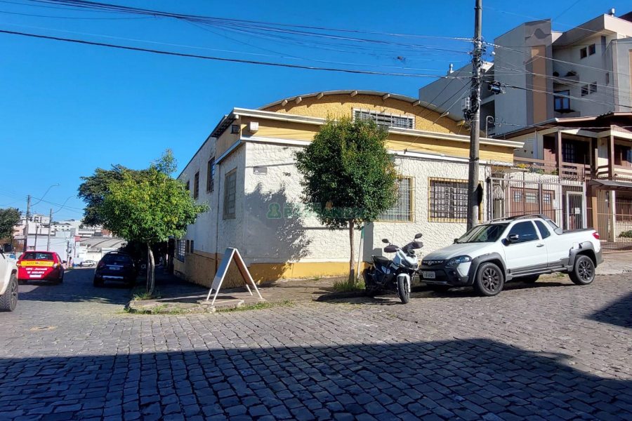 Pavilhão com 700m², no bairro Pio X em Caxias do Sul para Comprar