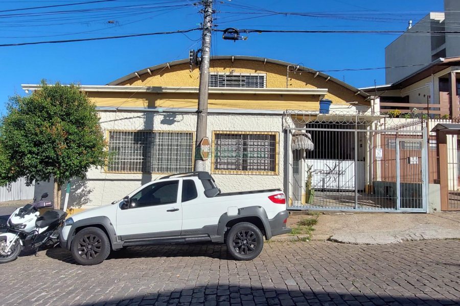 Pavilhão com 700m², no bairro Pio X em Caxias do Sul para Comprar