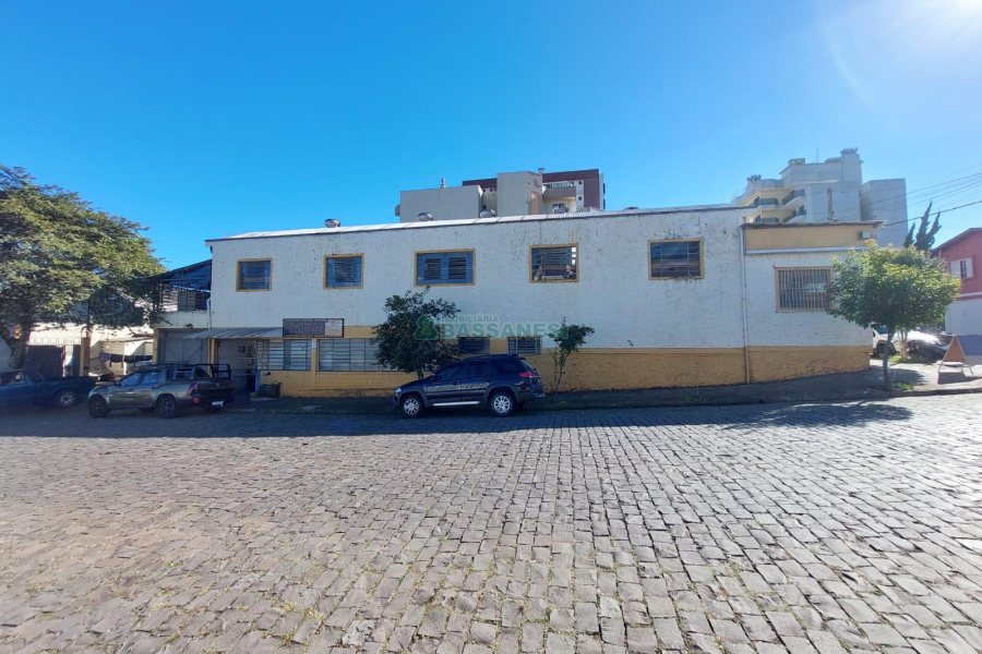 Pavilhão com 700m², no bairro Pio X em Caxias do Sul para Comprar
