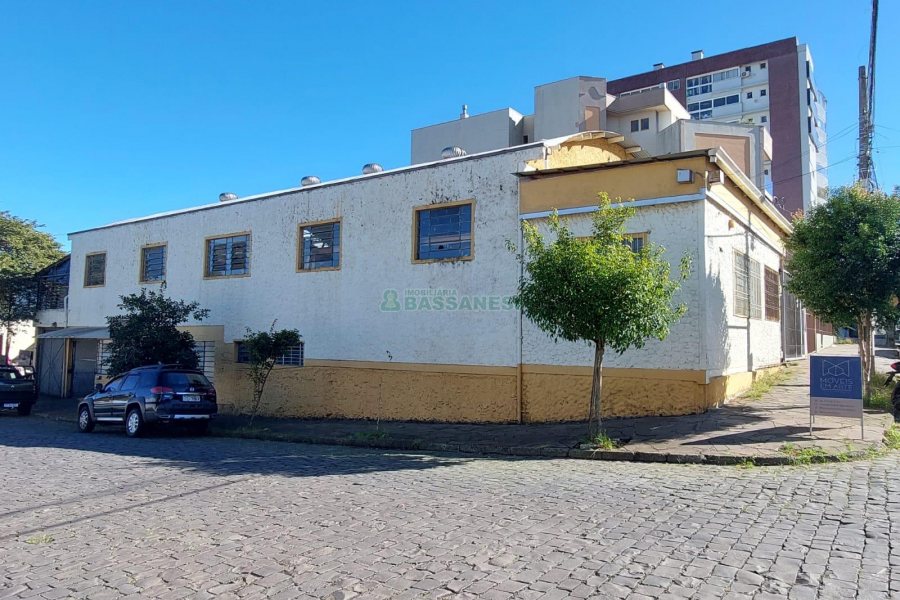 Pavilhão com 700m², no bairro Pio X em Caxias do Sul para Comprar