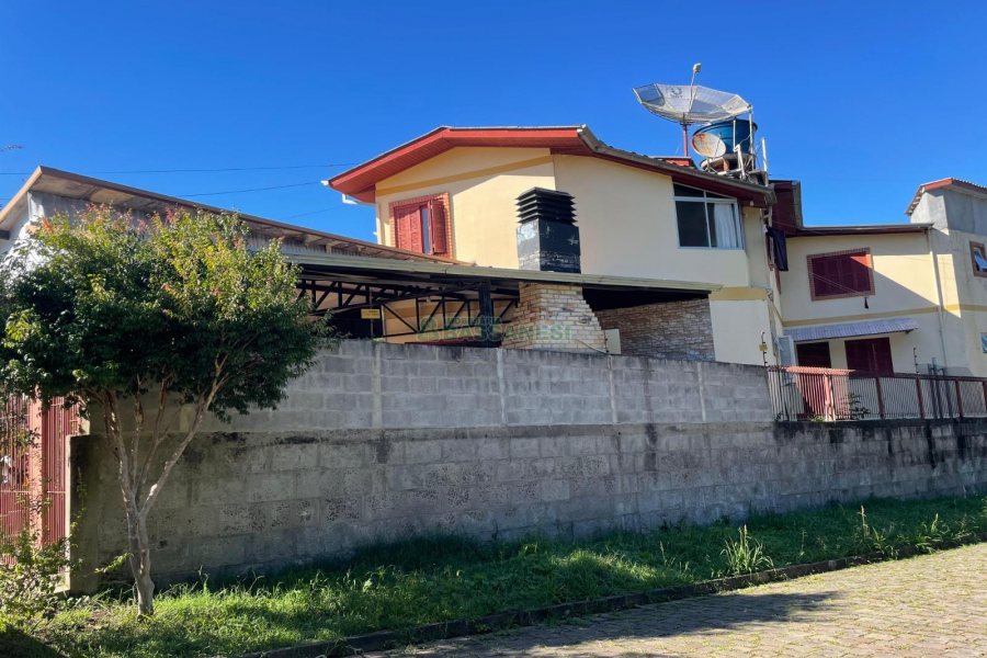Casa com 350m², 6 dormitórios, 3 vagas, no bairro Cidade Nova em Caxias do Sul para Comprar