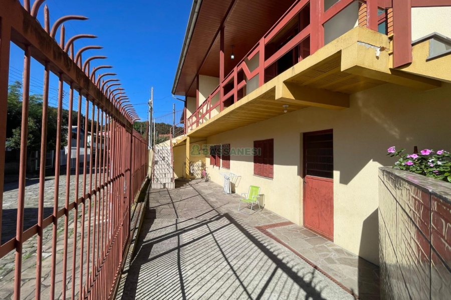 Casa com 350m², 6 dormitórios, 3 vagas, no bairro Cidade Nova em Caxias do Sul para Comprar
