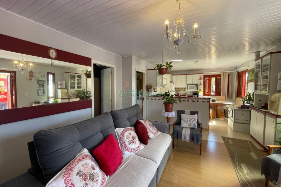 Casa com 350m², 6 dormitórios, 3 vagas, no bairro Cidade Nova em Caxias do Sul para Comprar