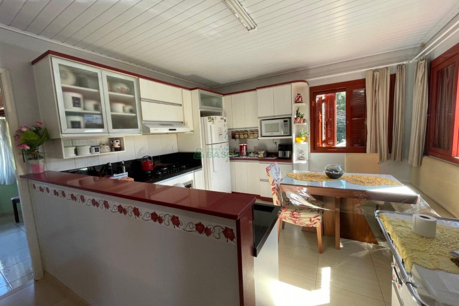 Casa com 350m², 6 dormitórios, 3 vagas, no bairro Cidade Nova em Caxias do Sul para Comprar