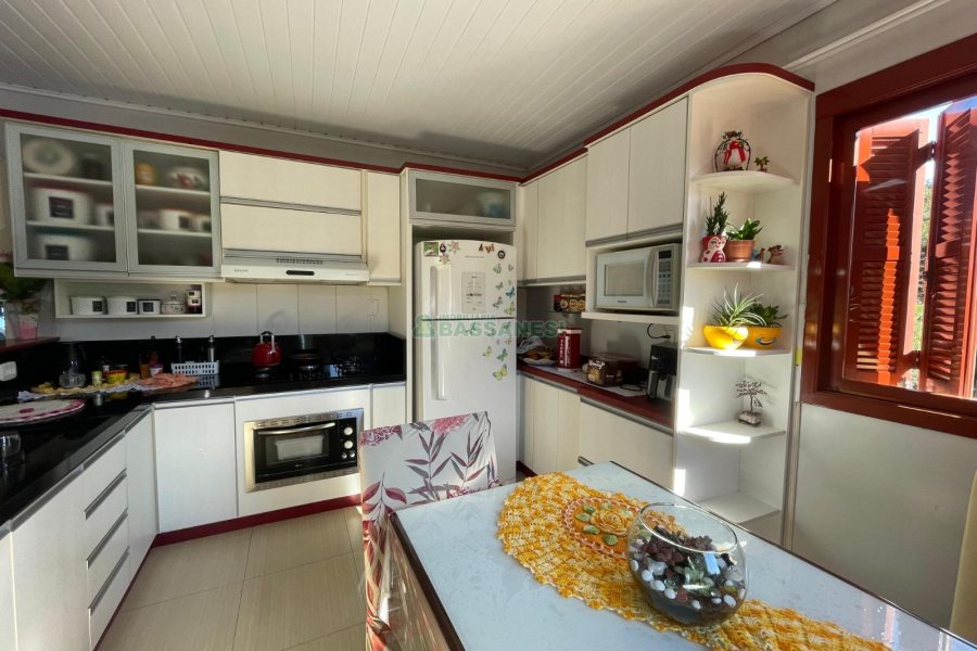 Casa com 350m², 6 dormitórios, 3 vagas, no bairro Cidade Nova em Caxias do Sul para Comprar