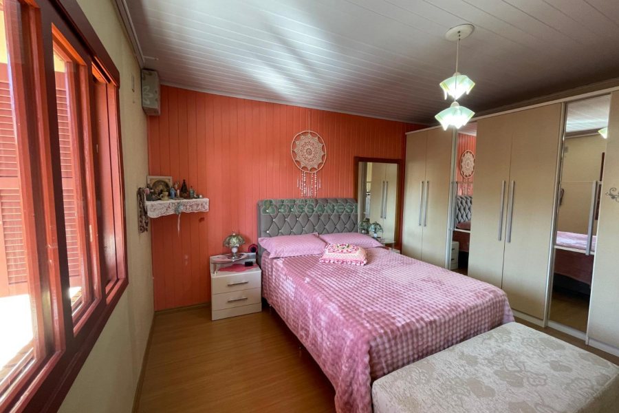 Casa com 350m², 6 dormitórios, 3 vagas, no bairro Cidade Nova em Caxias do Sul para Comprar