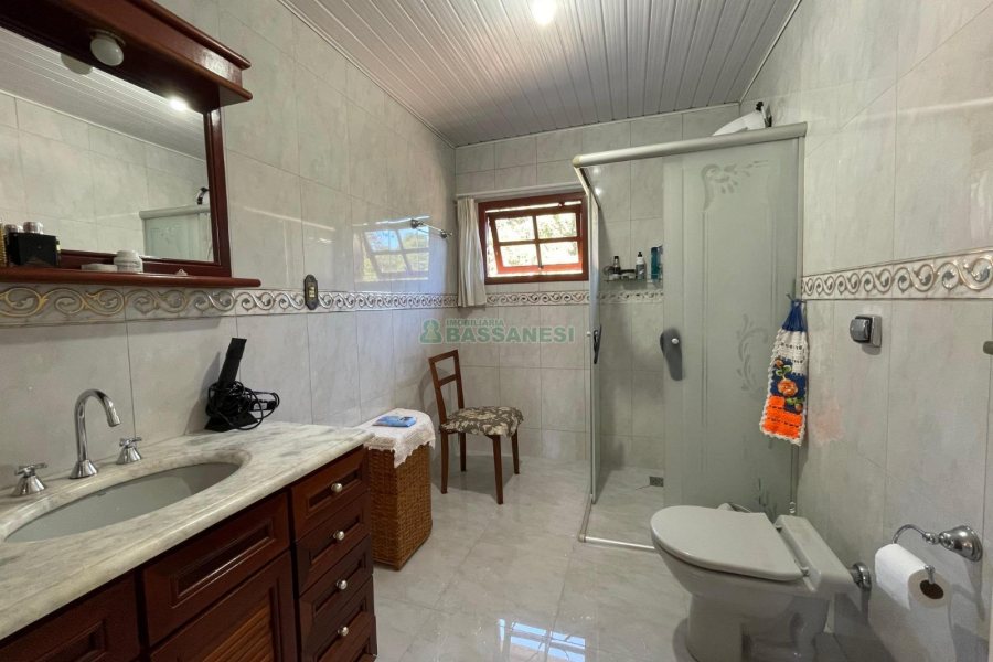 Casa com 350m², 6 dormitórios, 3 vagas, no bairro Cidade Nova em Caxias do Sul para Comprar