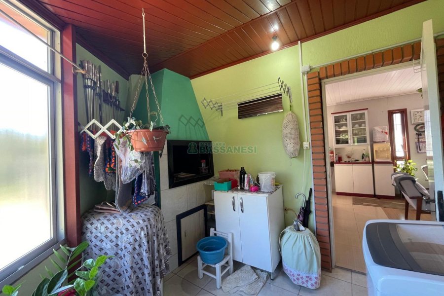 Casa com 350m², 6 dormitórios, 3 vagas, no bairro Cidade Nova em Caxias do Sul para Comprar
