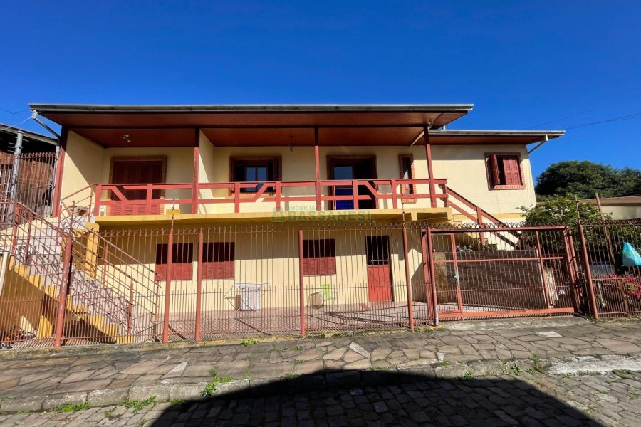 Casa com 350m², 6 dormitórios, 3 vagas, no bairro Cidade Nova em Caxias do Sul para Comprar