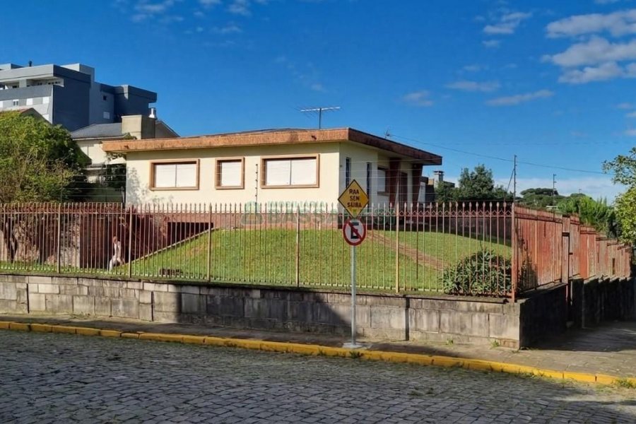 Casa com 160m², 3 dormitórios, 4 vagas, no bairro Nossa Senhora de Lourdes em Caxias do Sul para Comprar