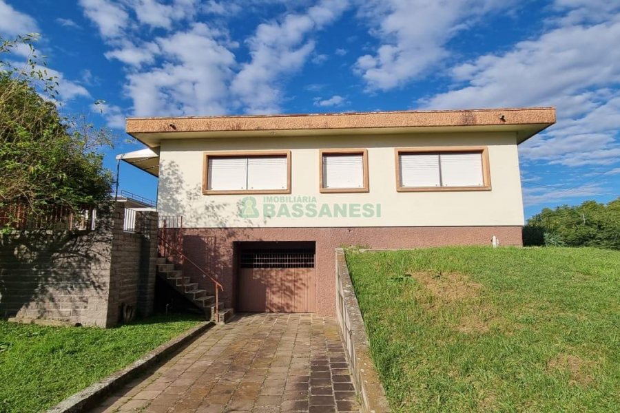 Casa com 160m², 3 dormitórios, 4 vagas, no bairro Nossa Senhora de Lourdes em Caxias do Sul para Comprar