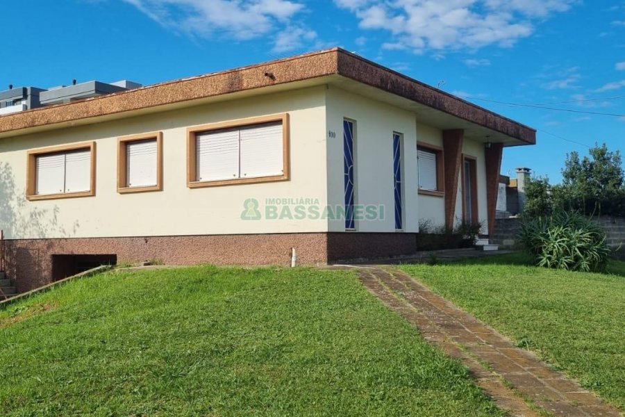 Casa com 160m², 3 dormitórios, 4 vagas, no bairro Nossa Senhora de Lourdes em Caxias do Sul para Comprar