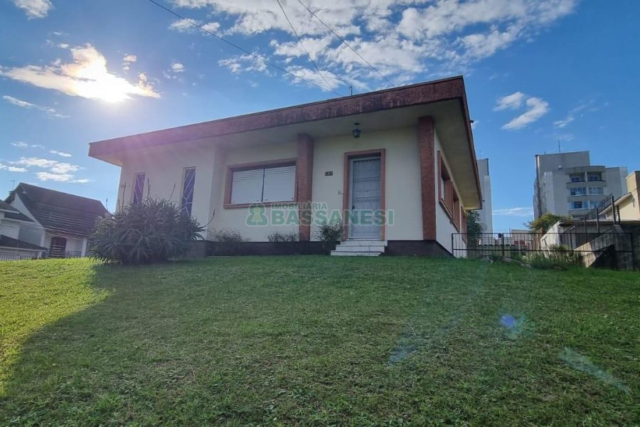 Casa com 160m², 3 dormitórios, 4 vagas, no bairro Nossa Senhora de Lourdes em Caxias do Sul para Comprar