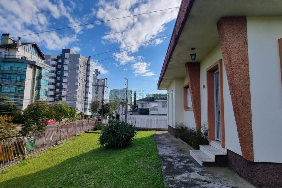 Casa com 160m², 3 dormitórios, 4 vagas, no bairro Nossa Senhora de Lourdes em Caxias do Sul para Comprar