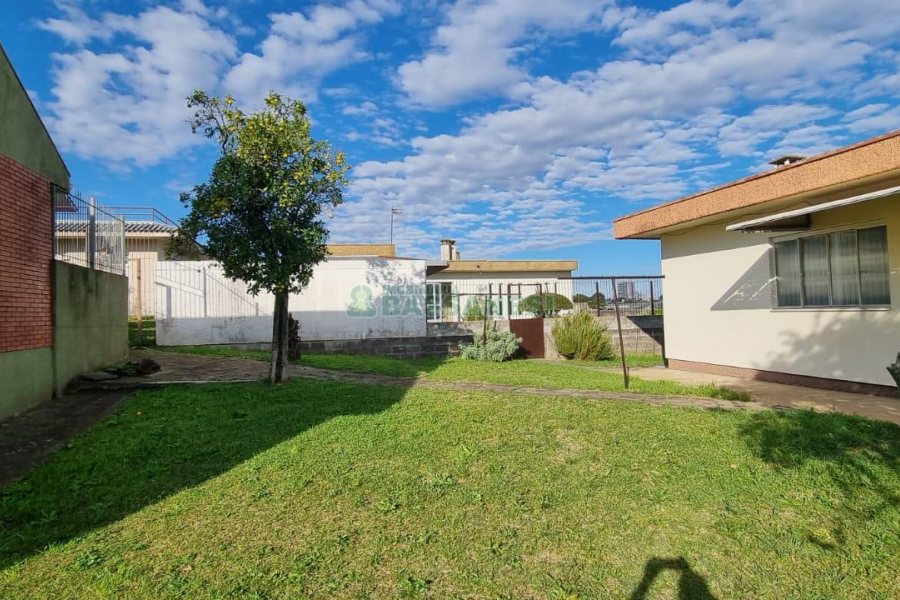 Casa com 160m², 3 dormitórios, 4 vagas, no bairro Nossa Senhora de Lourdes em Caxias do Sul para Comprar
