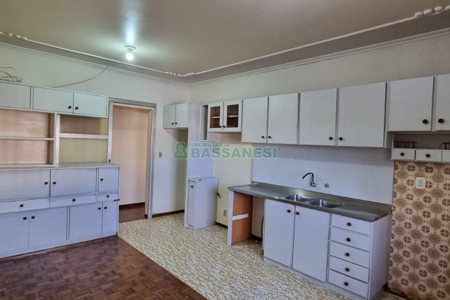 Casa com 160m², 3 dormitórios, 4 vagas, no bairro Nossa Senhora de Lourdes em Caxias do Sul para Comprar