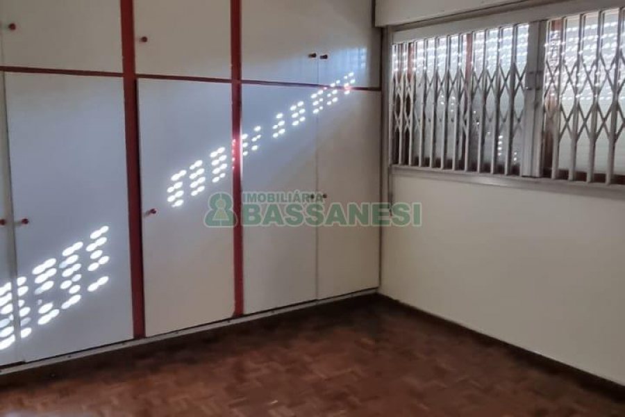 Casa com 160m², 3 dormitórios, 4 vagas, no bairro Nossa Senhora de Lourdes em Caxias do Sul para Comprar