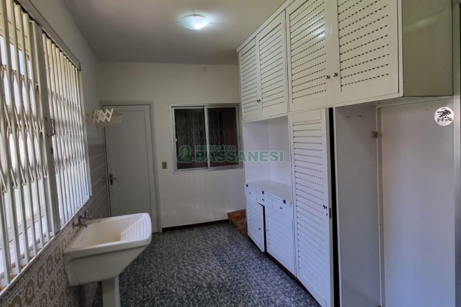 Casa com 160m², 3 dormitórios, 4 vagas, no bairro Nossa Senhora de Lourdes em Caxias do Sul para Comprar