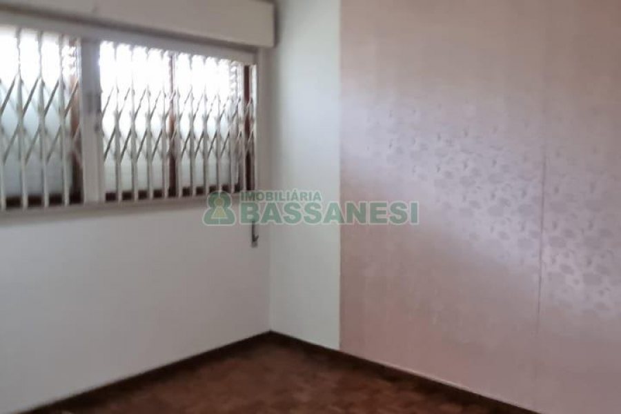 Casa com 160m², 3 dormitórios, 4 vagas, no bairro Nossa Senhora de Lourdes em Caxias do Sul para Comprar