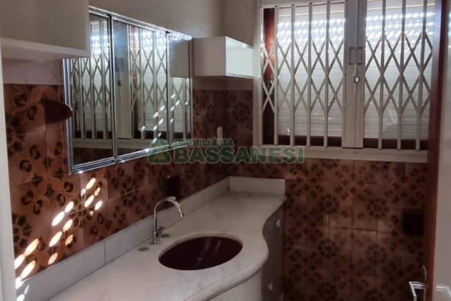 Casa com 160m², 3 dormitórios, 4 vagas, no bairro Nossa Senhora de Lourdes em Caxias do Sul para Comprar