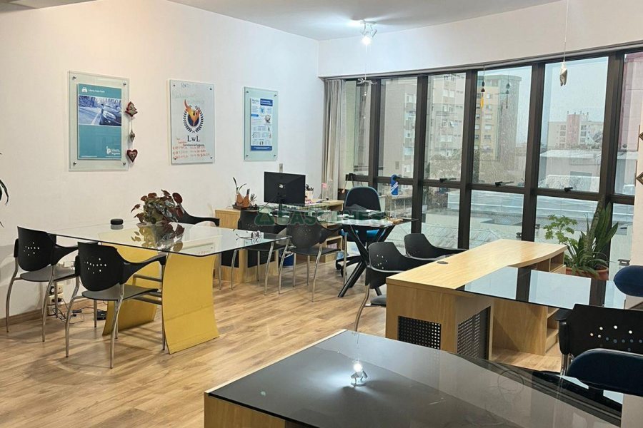 Sala, no bairro São Pelegrino em Caxias do Sul para Alugar ou Comprar