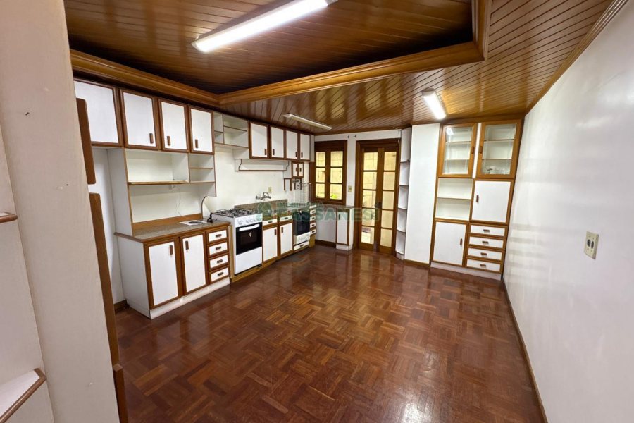 Apartamento com 110m², 3 dormitórios, 2 vagas, no bairro Pio X em Caxias do Sul para Alugar