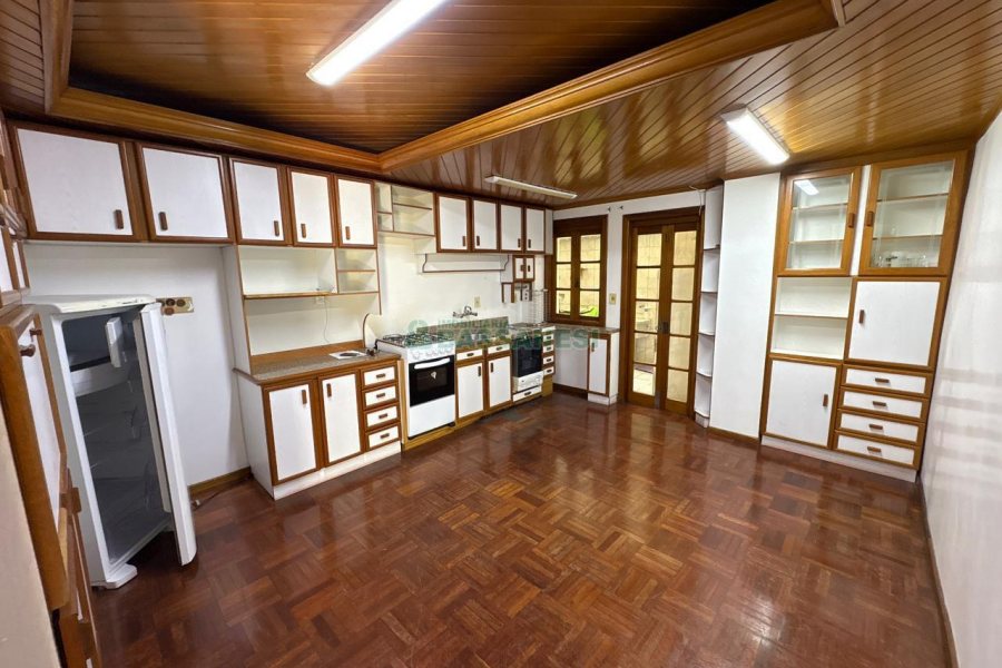 Apartamento com 110m², 3 dormitórios, 2 vagas, no bairro Pio X em Caxias do Sul para Alugar
