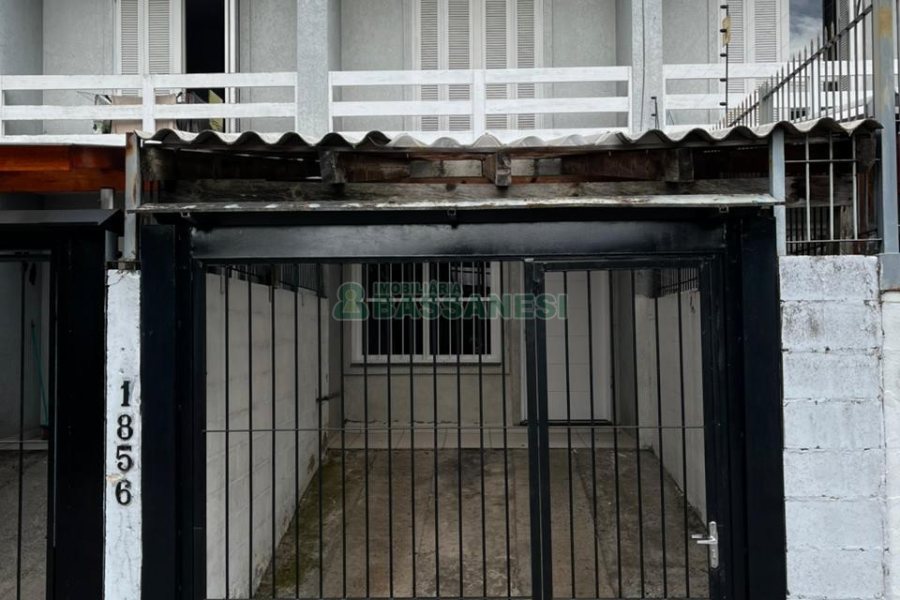 Casa com 57m², 2 dormitórios, 1 vaga, no bairro Vinhedos em Caxias do Sul para Alugar