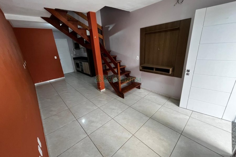 Casa com 57m², 2 dormitórios, 1 vaga, no bairro Vinhedos em Caxias do Sul para Alugar