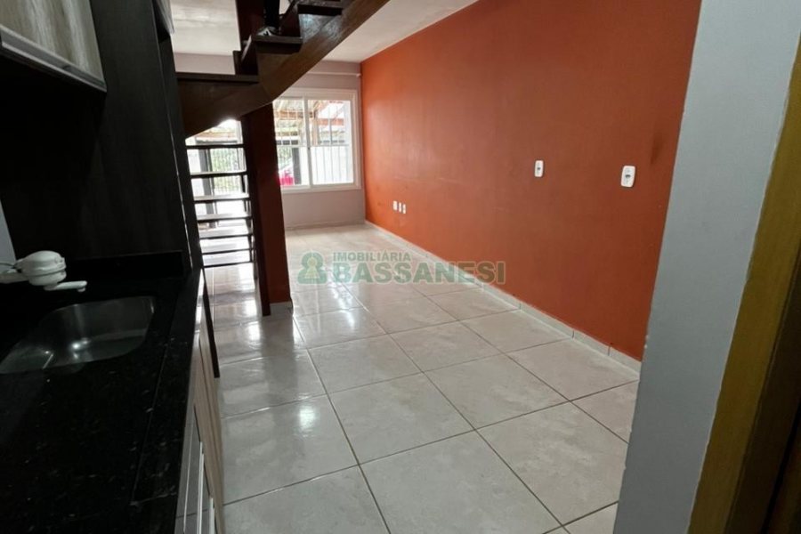 Casa com 57m², 2 dormitórios, 1 vaga, no bairro Vinhedos em Caxias do Sul para Alugar