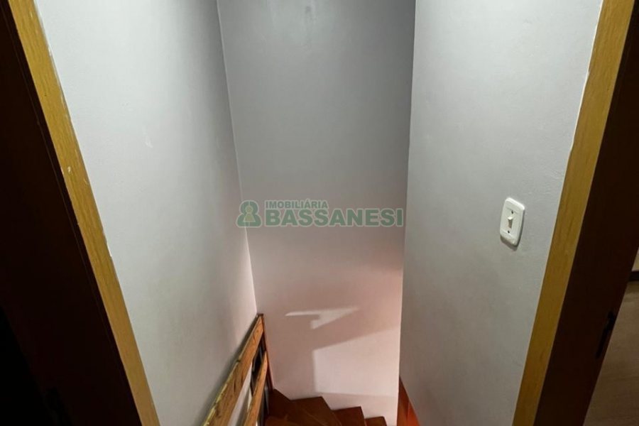 Casa com 57m², 2 dormitórios, 1 vaga, no bairro Vinhedos em Caxias do Sul para Alugar