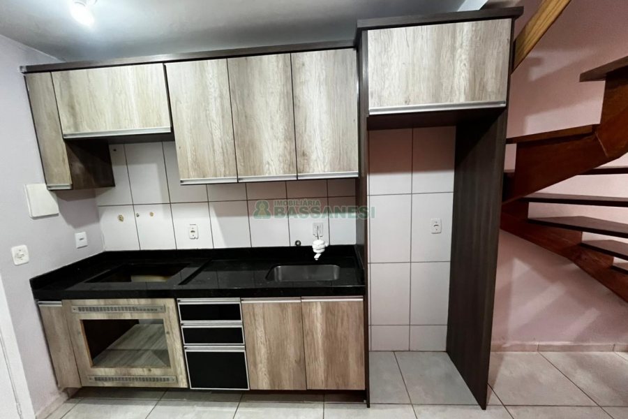Casa com 57m², 2 dormitórios, 1 vaga, no bairro Vinhedos em Caxias do Sul para Alugar