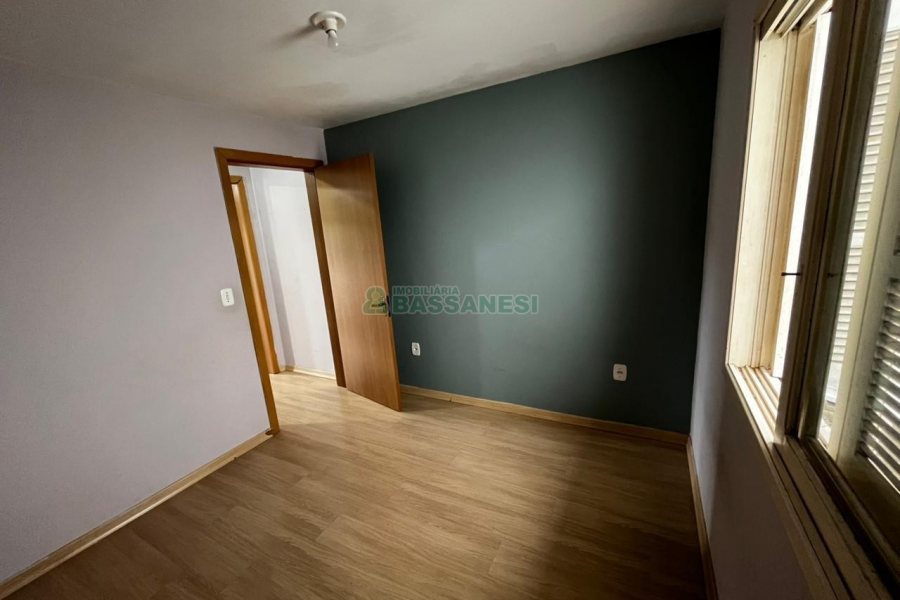 Casa com 57m², 2 dormitórios, 1 vaga, no bairro Vinhedos em Caxias do Sul para Alugar