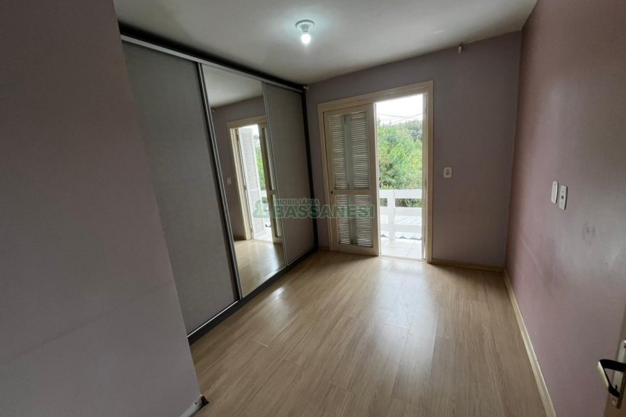 Casa com 57m², 2 dormitórios, 1 vaga, no bairro Vinhedos em Caxias do Sul para Alugar