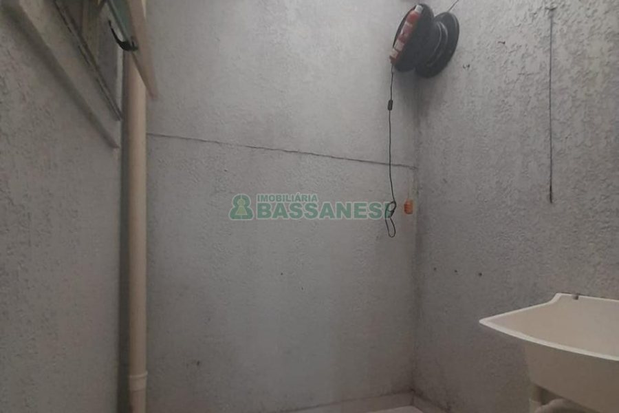 Casa com 57m², 2 dormitórios, 1 vaga, no bairro Vinhedos em Caxias do Sul para Alugar