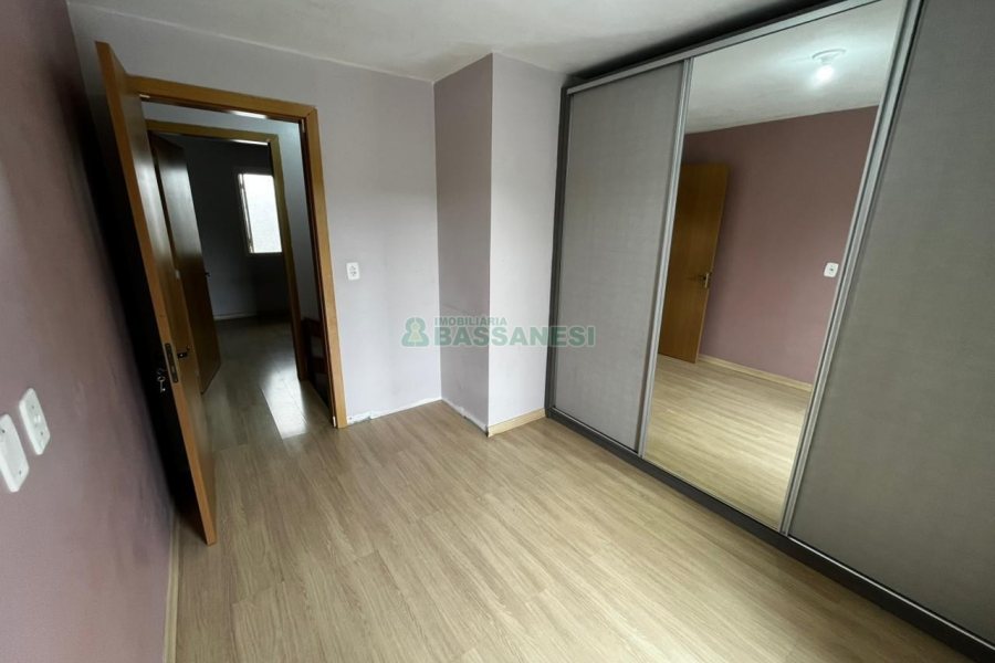 Casa com 57m², 2 dormitórios, 1 vaga, no bairro Vinhedos em Caxias do Sul para Alugar