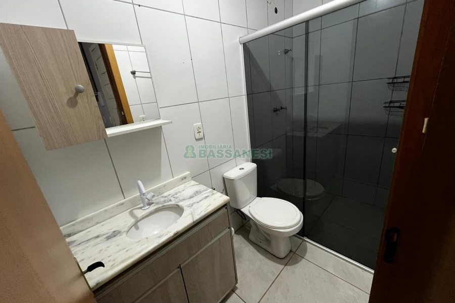 Casa com 57m², 2 dormitórios, 1 vaga, no bairro Vinhedos em Caxias do Sul para Alugar