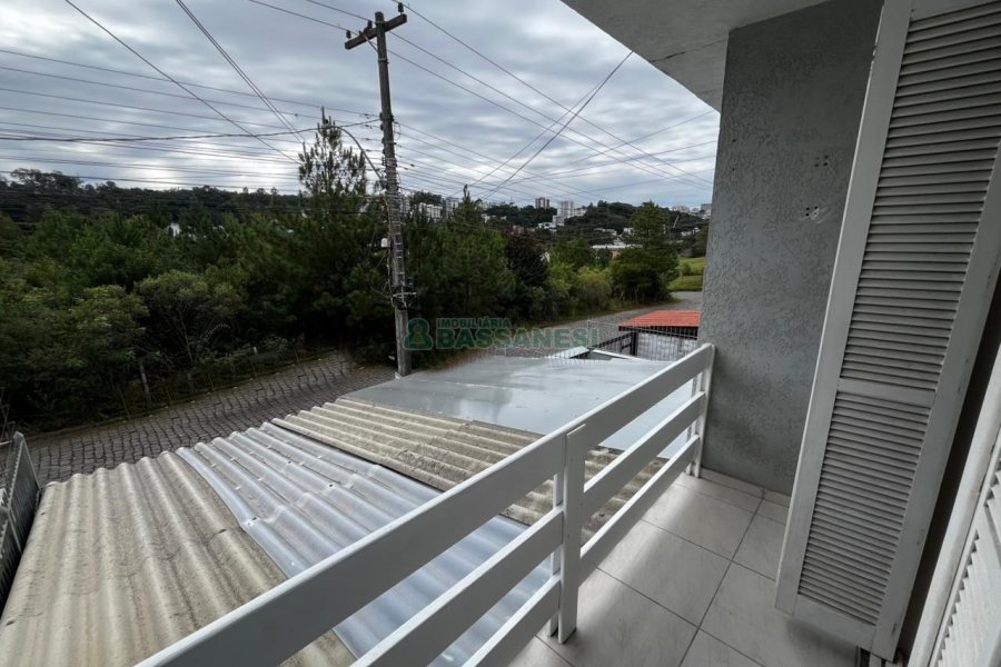 Casa com 57m², 2 dormitórios, 1 vaga, no bairro Vinhedos em Caxias do Sul para Alugar