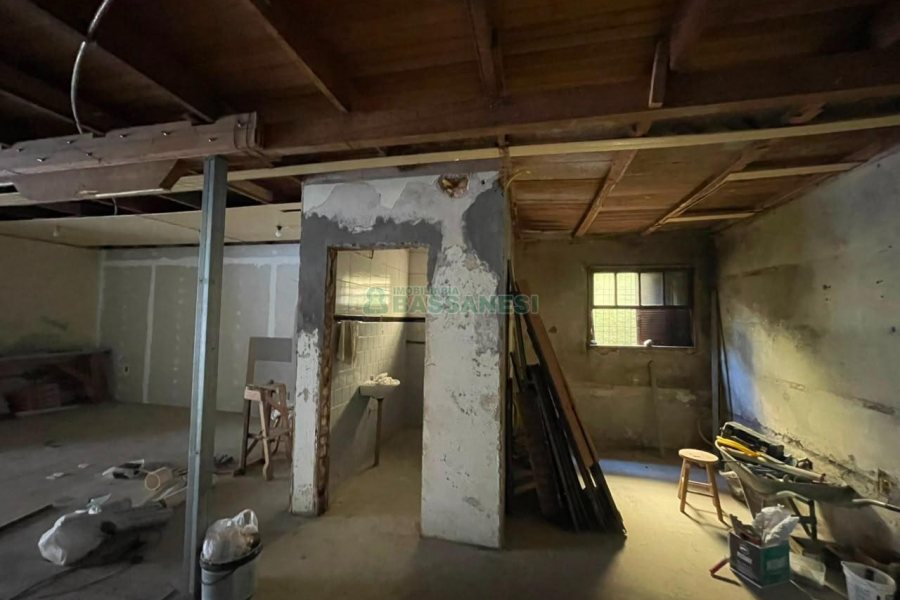 Casa Comercial com 166m², 3 dormitórios, 1 vaga, no bairro Exposição em Caxias do Sul para Comprar