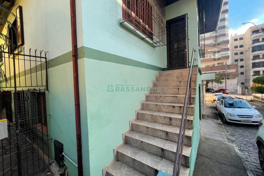 Casa Comercial com 166m², 3 dormitórios, 1 vaga, no bairro Exposição em Caxias do Sul para Comprar