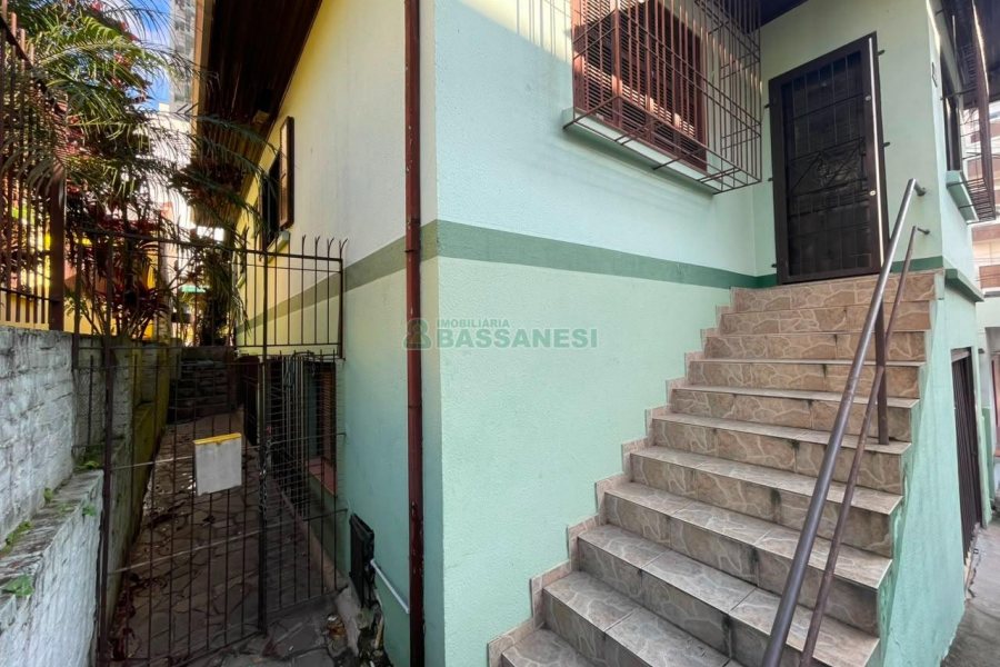 Casa Comercial com 166m², 3 dormitórios, 1 vaga, no bairro Exposição em Caxias do Sul para Comprar