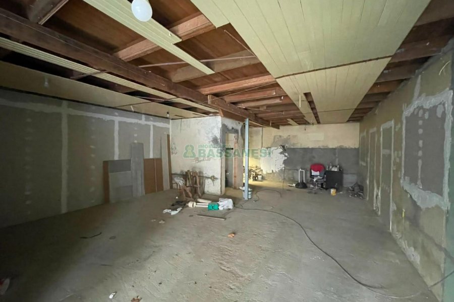 Casa Comercial com 166m², 3 dormitórios, 1 vaga, no bairro Exposição em Caxias do Sul para Comprar