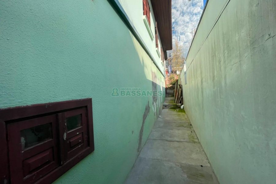 Casa Comercial com 166m², 3 dormitórios, 1 vaga, no bairro Exposição em Caxias do Sul para Comprar