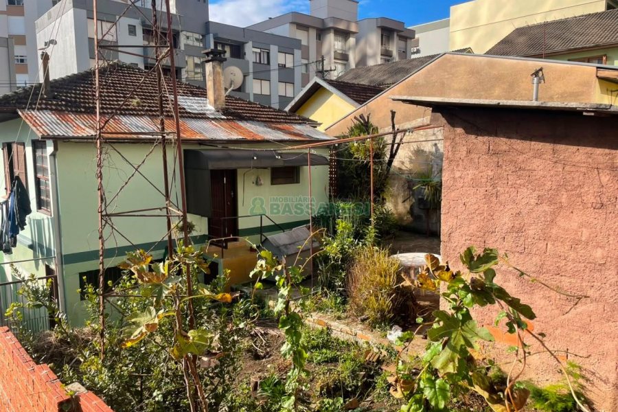 Casa Comercial com 166m², 3 dormitórios, 1 vaga, no bairro Exposição em Caxias do Sul para Comprar
